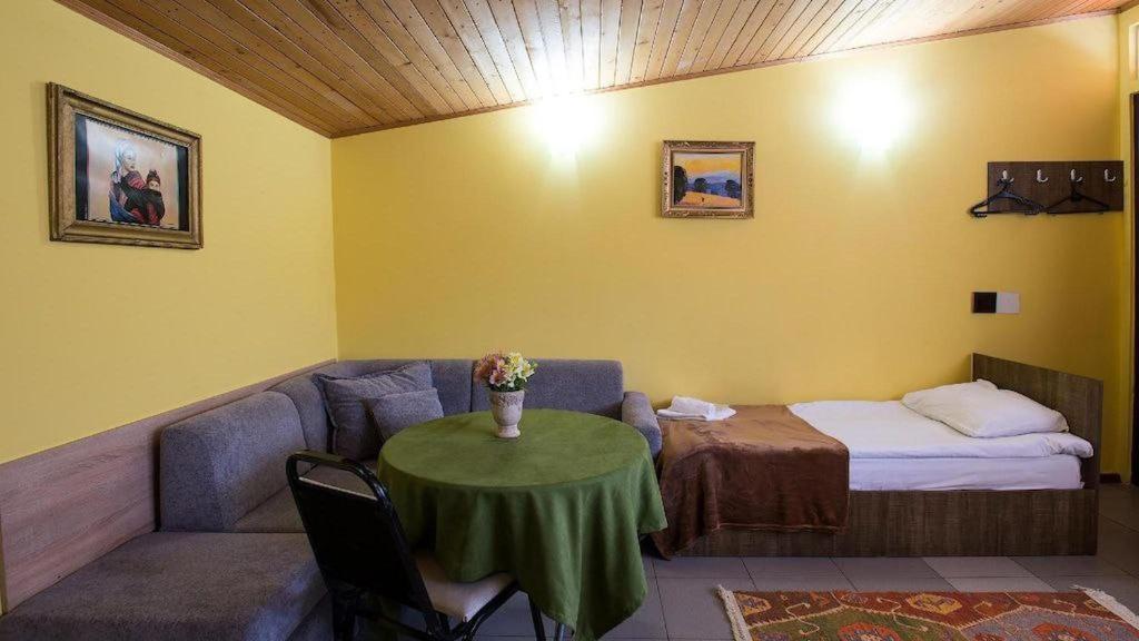 Gallary Hostel Tbilisi ภายนอก รูปภาพ